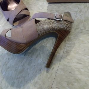 Open toe high heel shoe